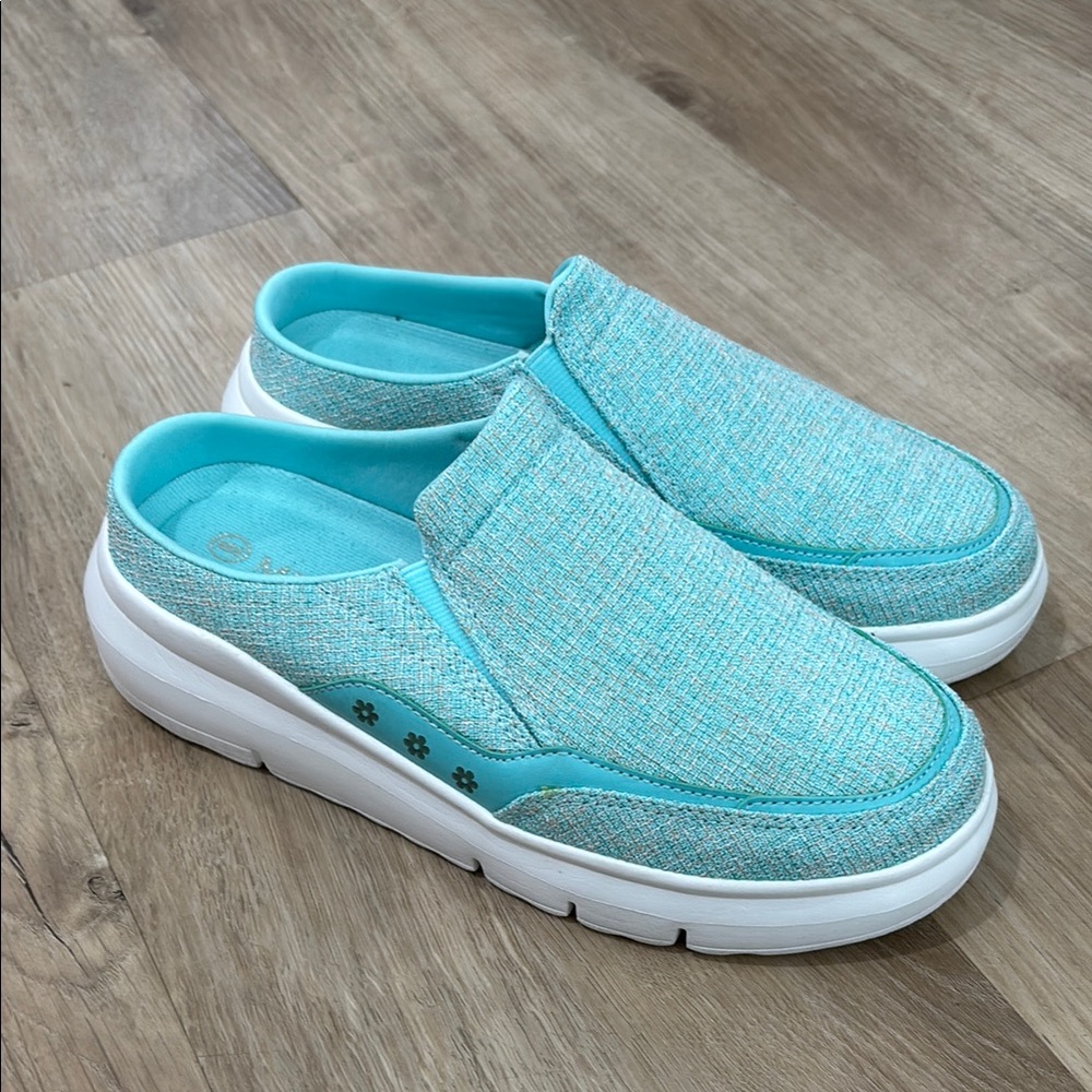 NEW Women’s Megnya Clogs